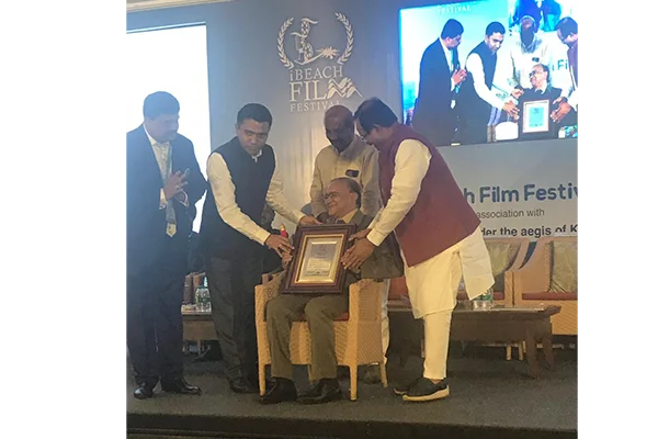 Chief Minister and Union Minister of Goa felicitating renowned ophthalmologist